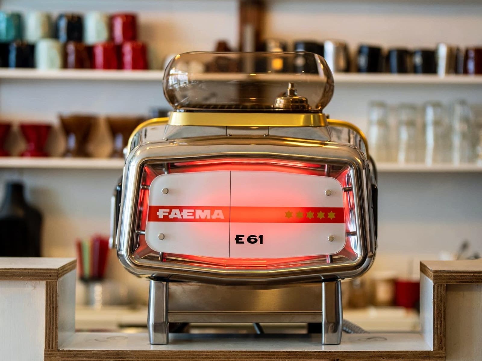 正規取扱のFAEMA E61エスプレッソマシン