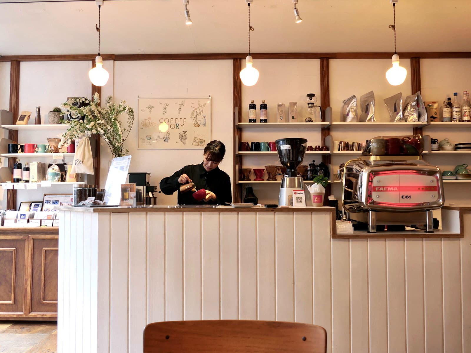 白を基調としたロッサカフェの店内とカウンター
