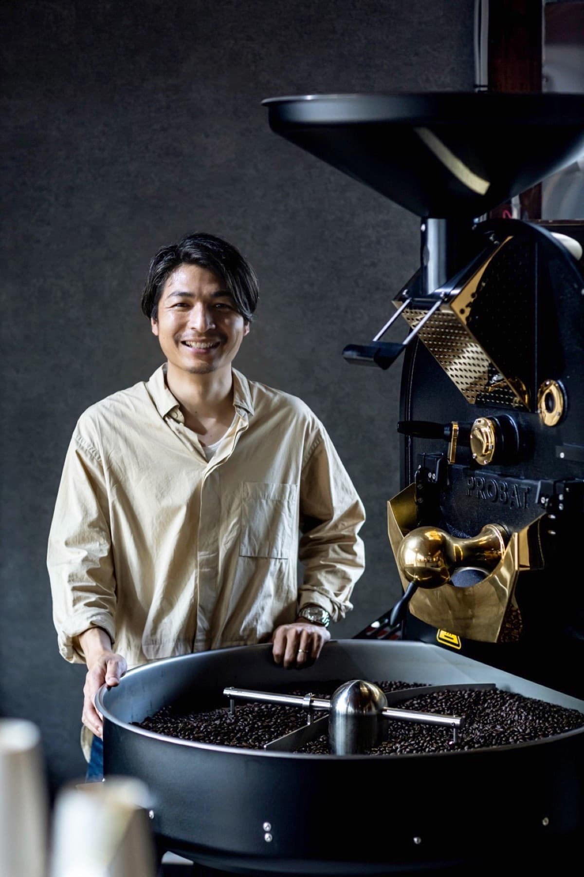PROBAT焙煎機の前に立つオーナー宮本幸司郎